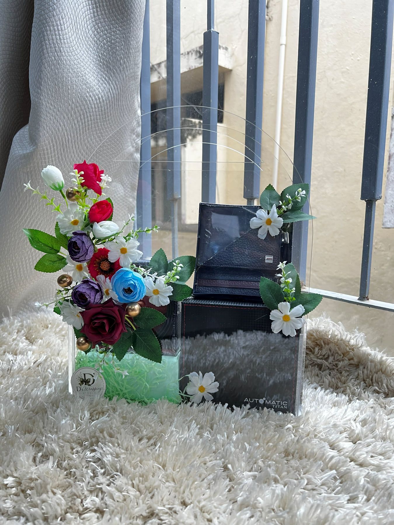 Mirrored gift box decorated with red, white and blue flowers